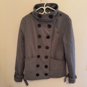 Women's Wool coat. Size medium. Color grey. (The cap is missing).Good condition.